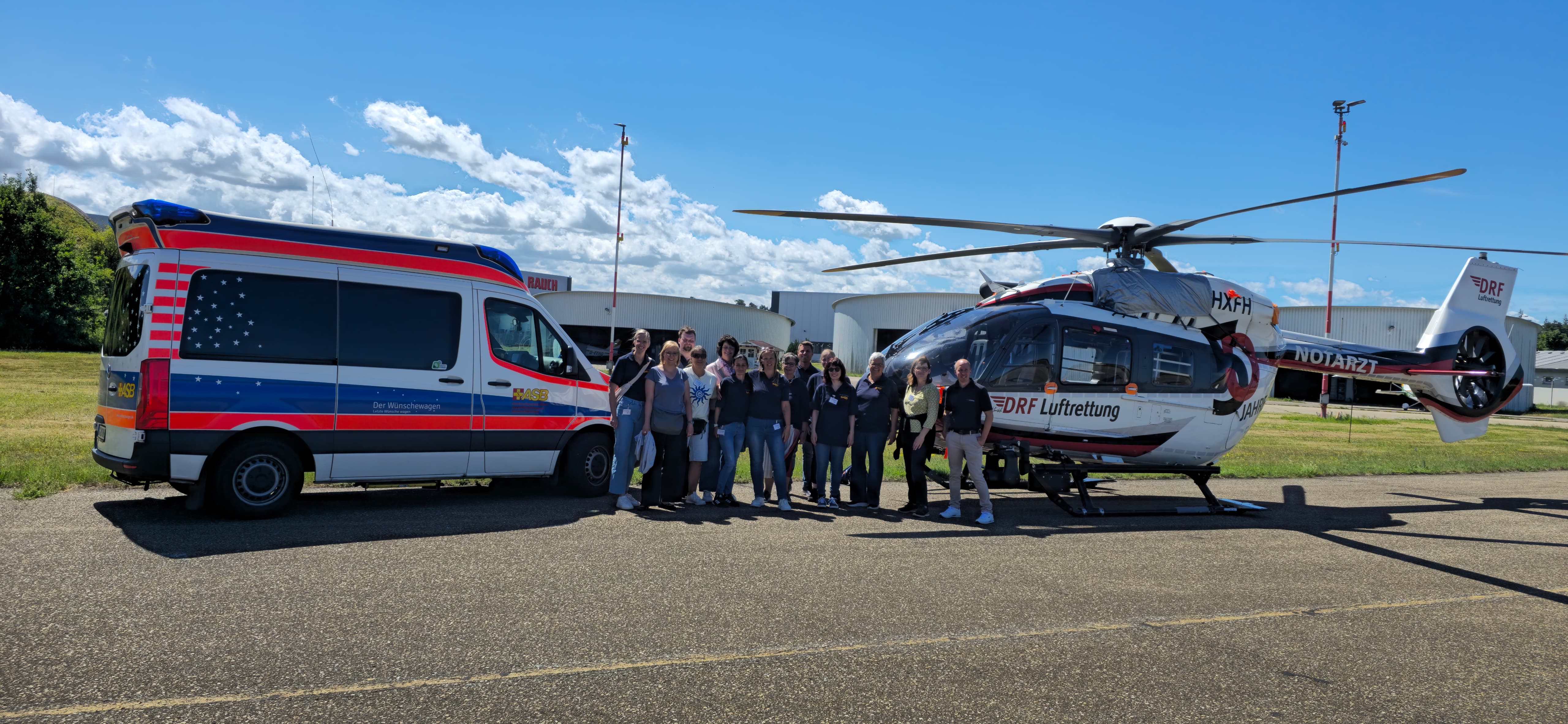 Wunscherfüller des Wünschewagens zu Besuch bei der DRF-Luftrettung